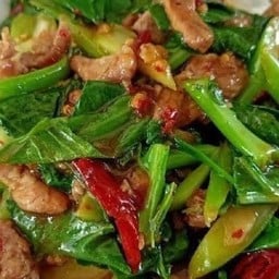 ผัดคะน้าใส่หมู (กับข้าว)