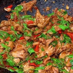 ข้าวกะเพราเครื่องในไก่