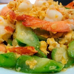 บวบผัดไข่ใส่กุ้ง