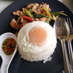 กะเพราหมูไข่ดาว