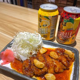 ไก่ย่างซอสคุโรสึ (Grilled chicken with sweet & sour sauce)