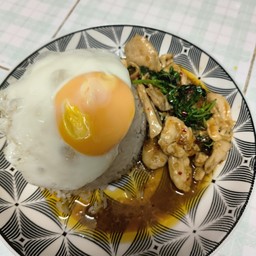 กะเพราไก่+ไข่ดาว