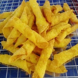 ใส้กรอกแดงทอดในตำนาน ลูกชิ้นปลาระเบิด, เกี๊ยวทอด น้ำจิ้มรสเด็ด by แม่นุ่น