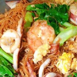 ผัดซีอิ๊วเส้นหมี่กุ้งปลาหมึก