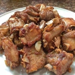 ข้าวซี่โครงหมูทอดกระเทียม
