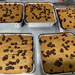 บรูคกี้ Brookies เบเกอรี่ ผสมระหว่างบราวนี่กับคุกกี้ ด้านบนเป็นซอฟคุกกี้ช๊อกชิพ ด้านล่างเป็นฟัจด์บราวนี่เข้มข้น