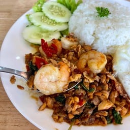 ข้าวกระเพราแซลมอนกุ้ง