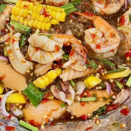ยำวุ้นเส้นปลาร้าแซ่บ+กุ้ง+หมึก+หมูยอ+ไส้กรอก+ข้าวโพด