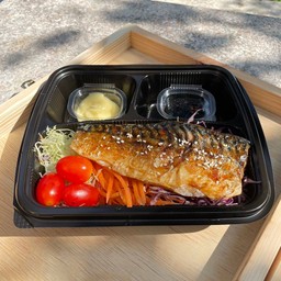 สลัดปลาซาบะซอสเทอริยากิ