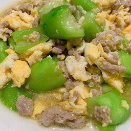 บวบผัดไข่ใส่หมูสับ