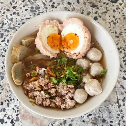 ก๋วยเตี๋ยวต้มยำไข่จัมโบ้ ศรีราชา