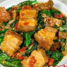 ข้าวคะน้าหมูกรอบ