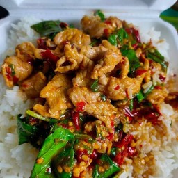 ข้าวราดกะเพราหมูชิ้น