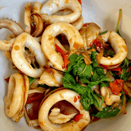 ข้าวกระเพราปลาหมึกไข่ดาว