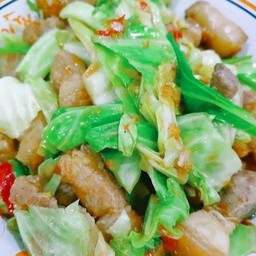 ผัดกระหล่ำปลี หมูสามชั้น ราดข้าว