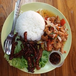 ข้าวหมูทอดแดดเดียว+ไก่ทอดสามรส