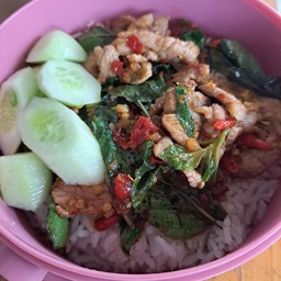 กระเพรา กับ กระเทียม