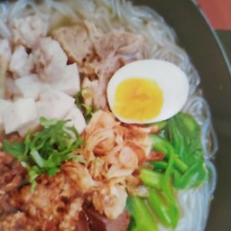 ก๋วยจั๊บญวนมุกดาหารหมูสับหมูยอไข่ต้ม