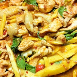 ผัดพริกแกงหน่อไม้สดไก่