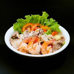 泰式辣混合肉和海鲜沙拉配香草