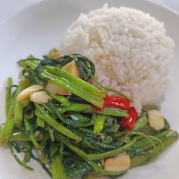 ผัดผักบุ้งไฟแดง ราดข้าว