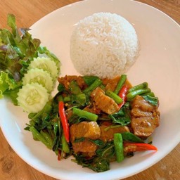 ข้าวราดเครื่องแกงหมูกรอบ Stir Fried  Curry With Crispy Pork On Rice