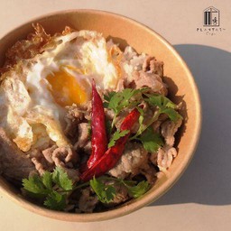 ข้าวหมูสันคอสไลซ์ผัดน้ำปลา - ฟรี! ไข่ดาว