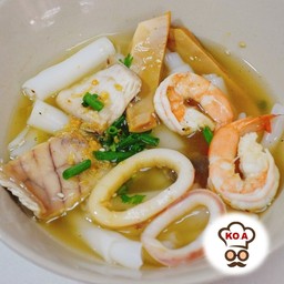 ก๋วยจั๊บน้ำใส ทะเลรวมมิตร (ปลากะพง+กุ้ง+ปลาหมึก)