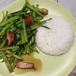 ข้าวผักบุ้งหมูกรอบ