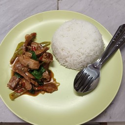 ข้าวกระเพาคอหมูย่าง