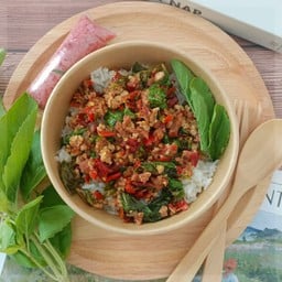 กะเพราแหนมหมูสับ (ราดข้าว)