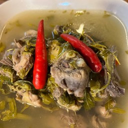 ต้มส้มไก่บ้านใส่ใบมะขามอ่อน