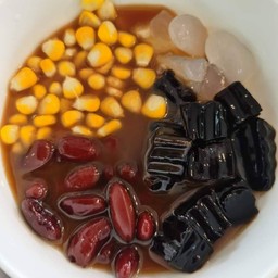 ข้าวโพด ถั่วแดง เฉาก๊วย ลูกชิด น้ำกะทิเคี่ยว