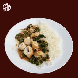 กะเพราปลาหมึกราดข้าว