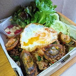 ไข่เยี่ยวม้ากระเพรากรอบราดข้าว(ไซร์m)