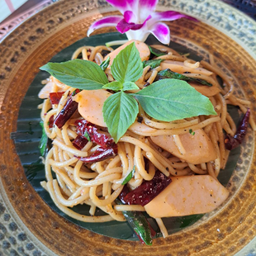 สปาเกตตี้ผัดพริกแห้งไส้กรอกไก่รมควัน