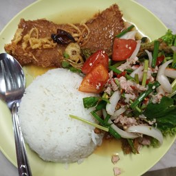 ข้าวปลาทอดซอสมะขาม+ยำผักบุ้งกรอบ