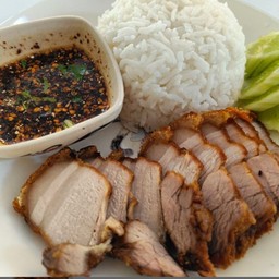 หมูกรอบทอดน้ำจิ้มแจ่ว ราดข้าว
