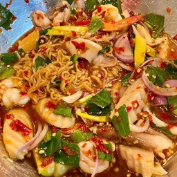ยำมาม่าปลาร้าแซ่บ+กุ้ง+หมึก+หมูยอ+ไส้กรอก