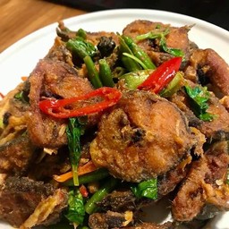 ข้าวราดปลาดุกผัดพริกแกง