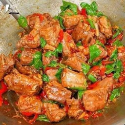 กะเพราซี่โครงหมูราดข้าว