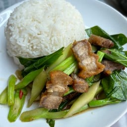 คะน้าหมูกรอบราดข้าว