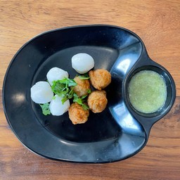 ลูกชิ้นลวกจิ้ม