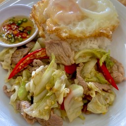 ผัดกะหล่ำปลีหมูราดข้าว