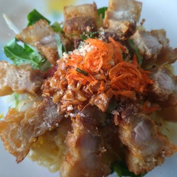 เส้นเล็กหมูกรอบต้มยำพิเศษ