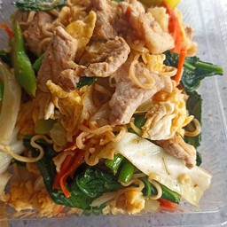 ผัดมาม่าหมูชิ้น