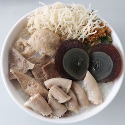 โจ๊กหมู ตับ ไส้ ไข่เยี่ยวม้า