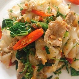 เส้นใหญ่ผัดขี้เมา (ไก่,หมู)