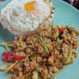 ข้าวผงกะหรี่เนื้อไข่ดาว
