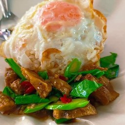 คะน้าน้ำมันหอยหมูกรอบราดข้าวไข่ดาวหอมๆต้องลอง